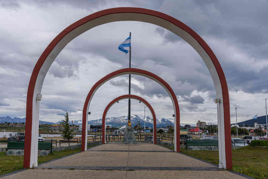 Argentina 130 - Ushuaia - plaza Gendarmeria Nacional.jpg